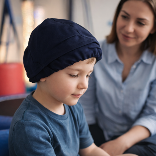 Zdjęcie aranżacyjne czapka sensoryczna obciążeniowa.png